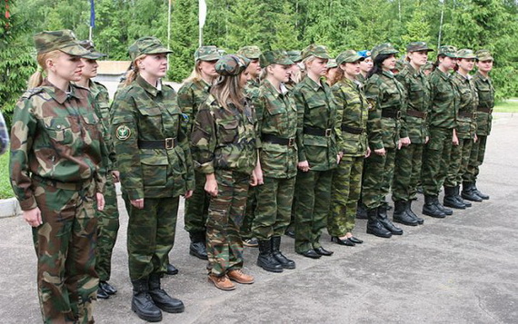 Российские власти намерены набирать в армию девушек