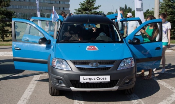 АВТОВАЗ показал новую версию универсала Largus Cross АВТОВАЗ показал новую версию универсала Largus Cross