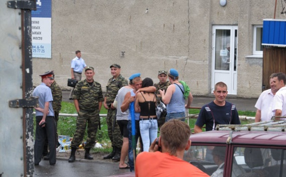 На Центральном рынке произошло столкновение десантников и ОМОНа На Центральном рынке произошло столкновение десантников и ОМОНа