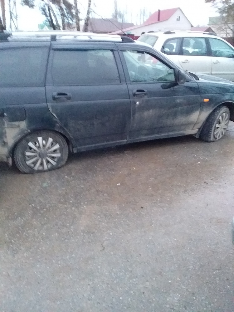 Из-за огромных ям на дороге два автомобиля остались без колес Из-за огромных ям на дороге два автомобиля остались без колес