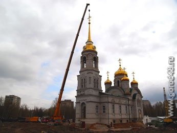 В Липецке над колокольней Храма всех Святых возвели купол и крест В Липецке над колокольней Храма всех Святых возвели купол и крест