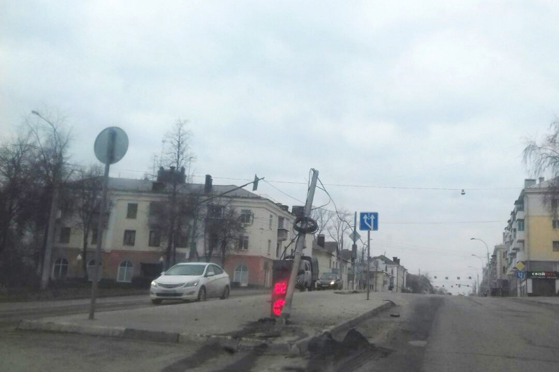 На перекрестке Ленина и Студёновской ночью сбит светофор