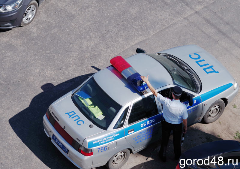 Пьяный водитель, которого сдал полиции аноним, пытался откупиться от инспектора ДПС взяткой в 100 000 рублей
