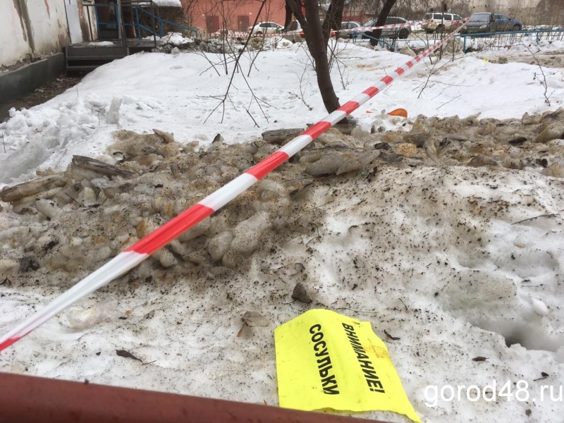 Сегодня в Липецке упавшая наледь повредила пять машин Сегодня в Липецке упавшая наледь повредила пять машин