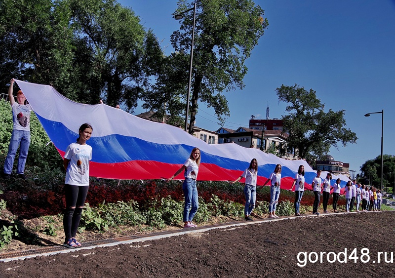 На городище развернули 30-метровый флаг России На городище развернули 30-метровый флаг России