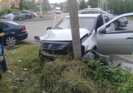 В Липецке автомобиль «Рено» врезался в «Фольксваген» и в столб 