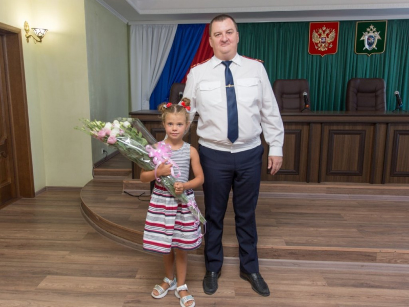 СК наградил 7-летнюю девочку, спасшую тонущего ребенка в Крыму СК наградил 7-летнюю девочку, спасшую тонущего ребенка в Крыму