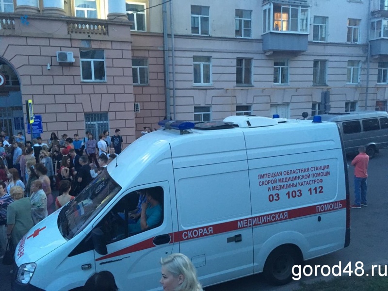 На «Липецких зорях» выпускнице стало дурно На «Липецких зорях» выпускнице стало дурно