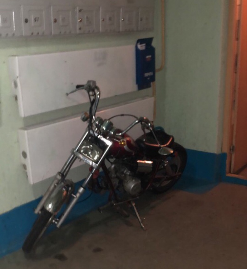 Автохам все-таки заехал в подъезд! (ФОТО) Автохам все-таки заехал в подъезд! (ФОТО)