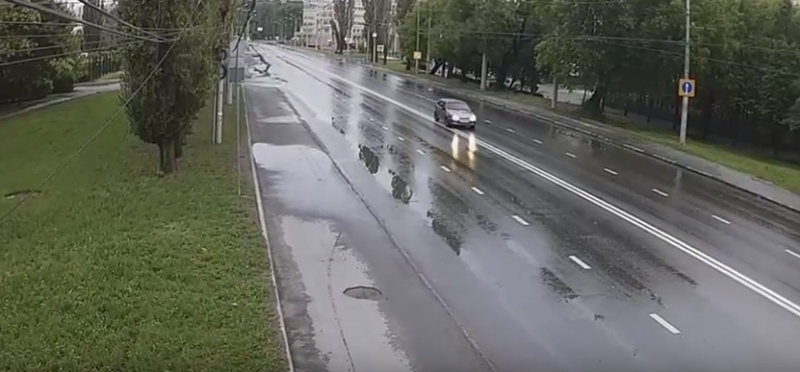 Камера наблюдения у Петровского моста сняла аварию Камера наблюдения у Петровского моста сняла аварию