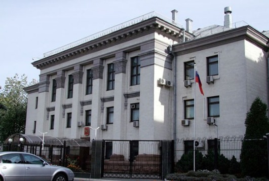 В Киеве радикалы пытались помешать выборам в Госдуму РФ В Киеве радикалы пытались помешать выборам в Госдуму РФ