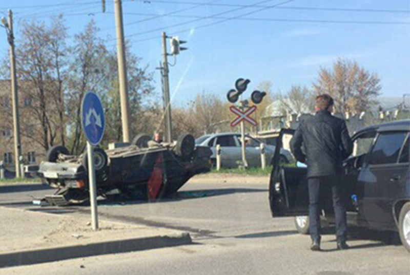 На кольце 9 микрорайона после столкновения опрокинулся автомобиль На кольце 9 микрорайона после столкновения опрокинулся автомобиль