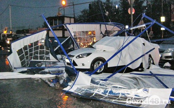 Порывами ветра в Липецке сломало кран, сорвало крышу отдела полиции и повалило летнее кафе Порывами ветра в Липецке сломало кран, сорвало крышу отдела полиции и повалило летнее кафе