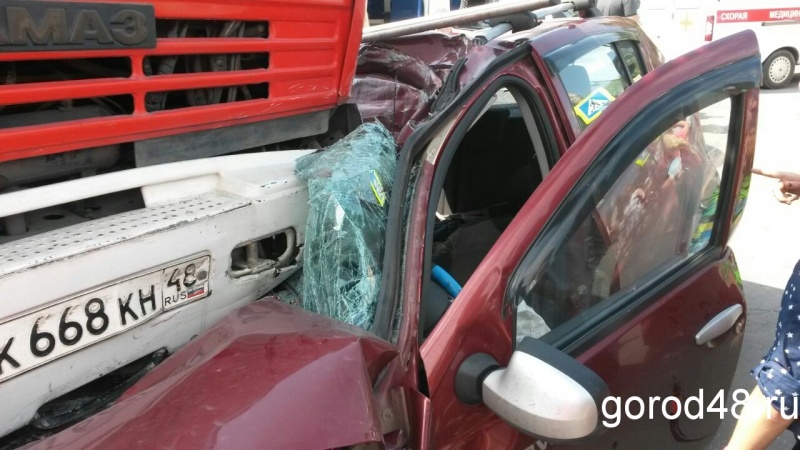 В Липецке легковушку расплющило о пожарный автомобиль В Липецке легковушку расплющило о пожарный автомобиль