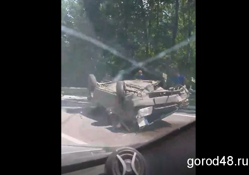 Под Липецком перевернулся автомобиль Под Липецком перевернулся автомобиль