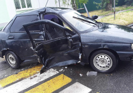 В столкновении автомобилей под управлением юных водителей пострадала 35-летняя женщина