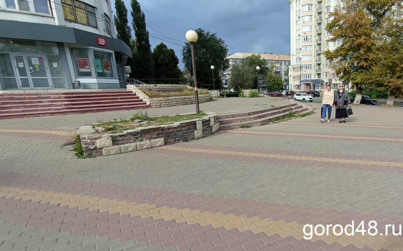 У остановки на улице Советской заново облицуют плиткой клумбу