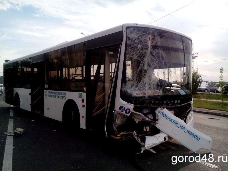 Водитель пассажирского автобуса давал сдачу пассажиру и врезался в «Пежо» Водитель пассажирского автобуса давал сдачу пассажиру и врезался в «Пежо»