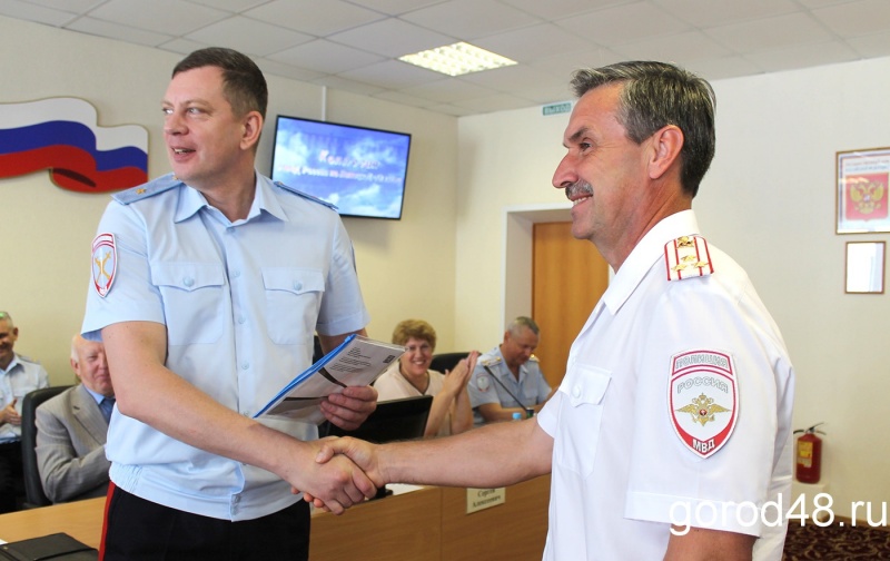 Полицейский спас женщину от вооруженного двумя ножами ревнивца Полицейский спас женщину от вооруженного двумя ножами ревнивца
