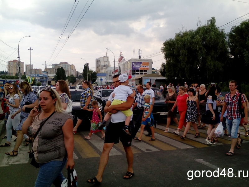 Клуб забил людьми тысячи