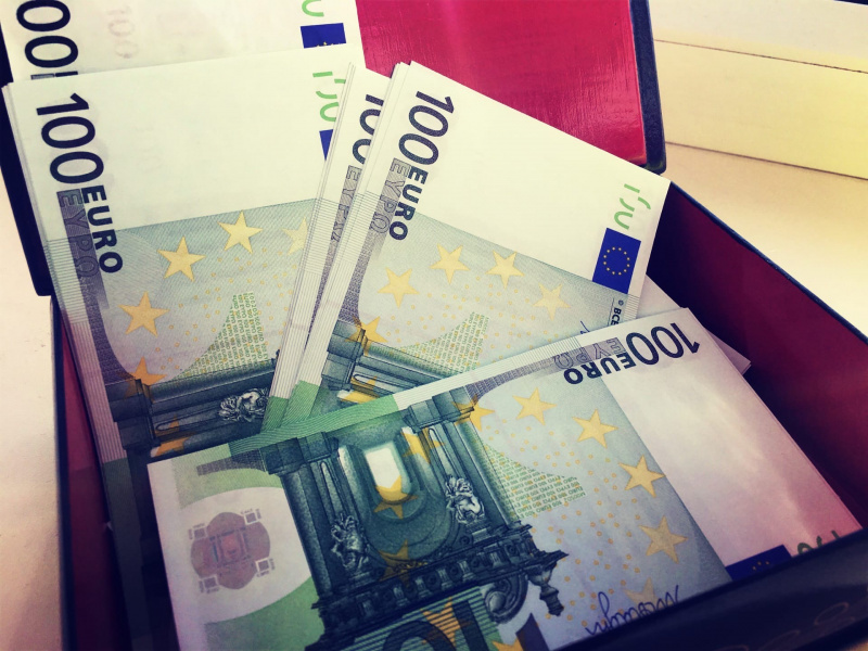 Россияне скупают валюту Россияне скупают валюту