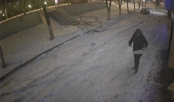 Вандал в капюшоне попал на видео Вандал в капюшоне попал на видео