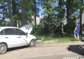 В Липецке «Лада Гранта» снесла столб