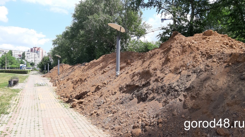 Реконструкторы проспекта Победы временно испортили сквер имени 65-летия Победы Реконструкторы проспекта Победы временно испортили сквер имени 65-летия Победы