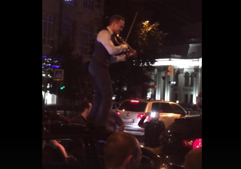 Липецкий скрипач устроил концерт на крыше автомобиля (ВИДЕО) Липецкий скрипач устроил концерт на крыше автомобиля (ВИДЕО)