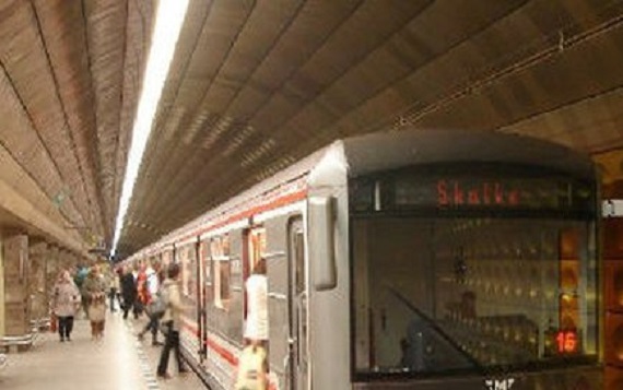 В Брюсселе из-за угрозы терактов закрыли метро В Брюсселе из-за угрозы терактов закрыли метро