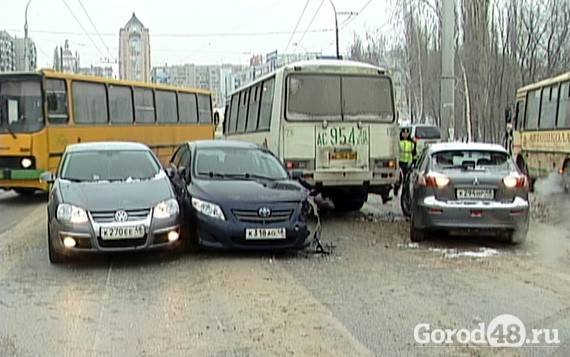 На мосту в районе центрального рынка столкнулись 7 машин На мосту в районе центрального рынка столкнулись 7 машин