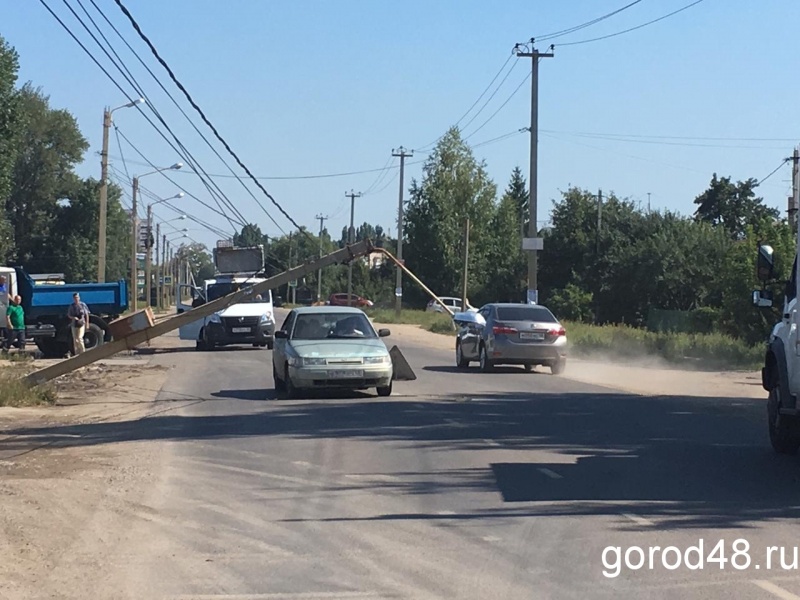 В Липецке столб повис над дорогой на проводах В Липецке столб повис над дорогой на проводах