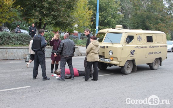 74-летняя липчанка попала под броневик инкассаторов 74-летняя липчанка попала под броневик инкассаторов
