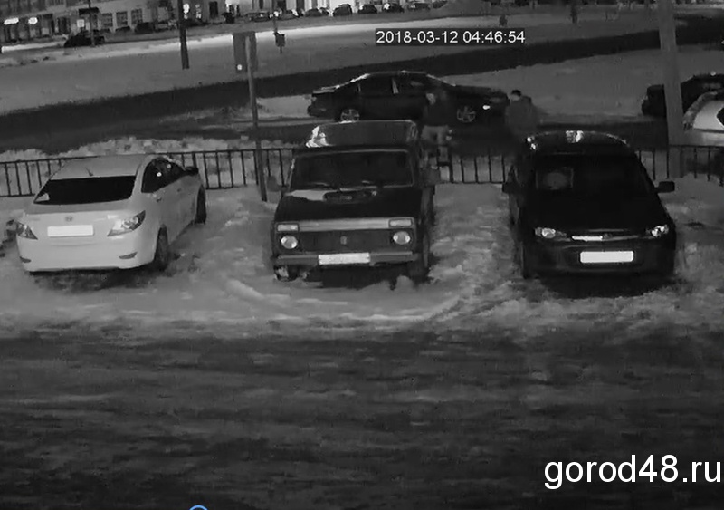 Пытавшиеся слить бензин с машины попали на видео Пытавшиеся слить бензин с машины попали на видео