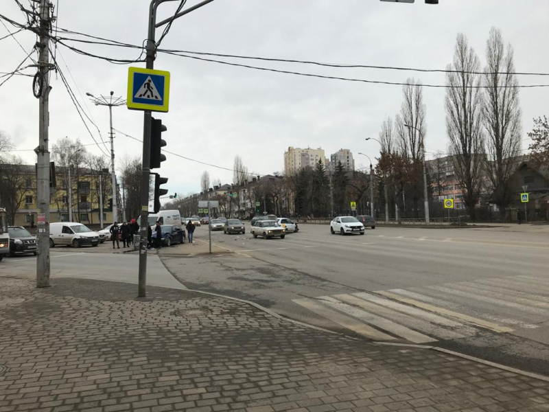 Столкновение «BMW» и такси попало на видео Столкновение «BMW» и такси попало на видео