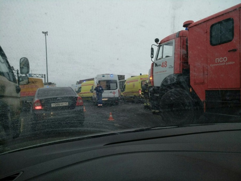 12 человек пострадали в ДТП с грузовиком и маршруткой в Петербурге 12 человек пострадали в ДТП с грузовиком и маршруткой в Петербурге