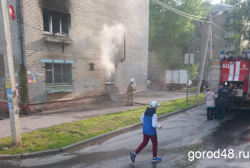 Пожарные выломали решетку на окне на улице Космонавтов Пожарные выломали решетку на окне на улице Космонавтов