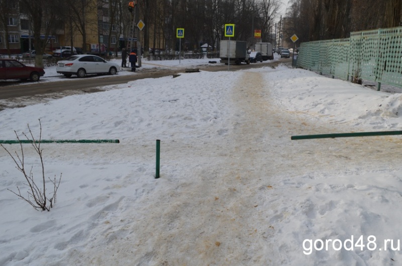 «Дети идут в школу, боясь наткнуться на торчащие, как копья, металлические штыри» (ФОТО) «Дети идут в школу, боясь наткнуться на торчащие, как копья, металлические штыри» (ФОТО)
