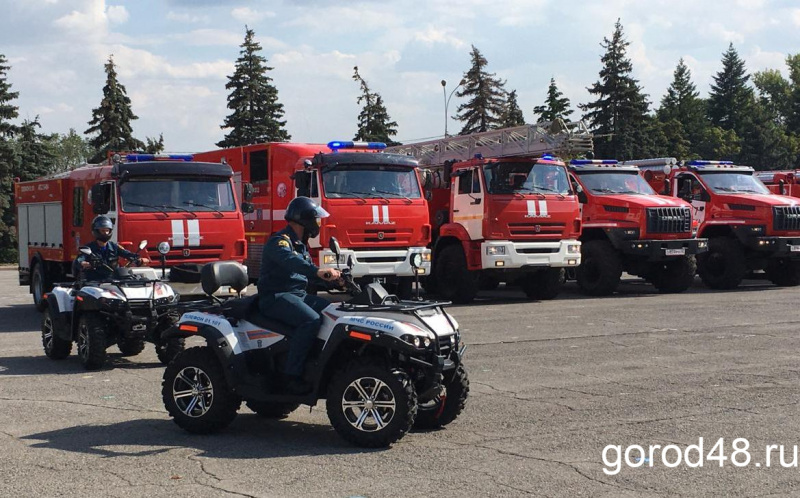Пожарные и спасатели получили технику и награды Пожарные и спасатели получили технику и награды