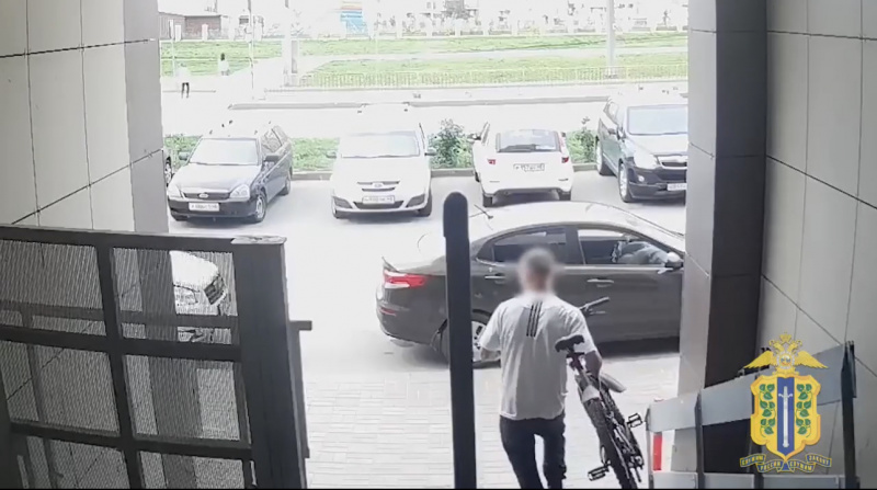 Кражу велосипеда из подъезда записала камера видеонаблюдения