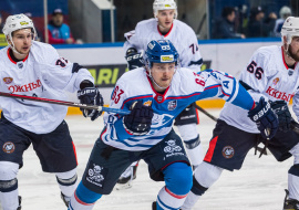 Неистовый липецкий хоккеист сломал сопернику челюсть в двух местах и был дисквалифицирован