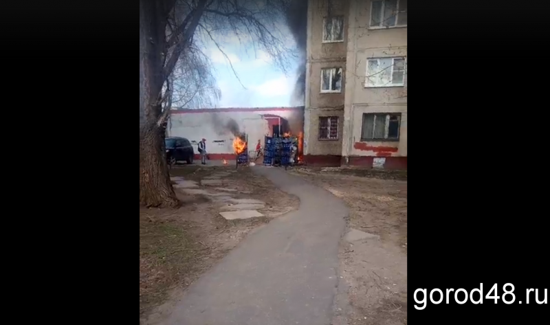 Пожарные тушили мусор у «Магнита» Пожарные тушили мусор у «Магнита»