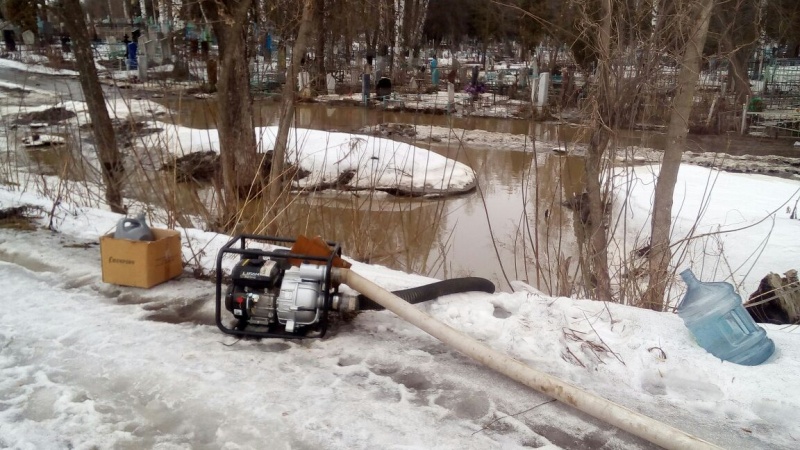 В Липецке ликвидируют подтопление на городском кладбище В Липецке ликвидируют подтопление на городском кладбище