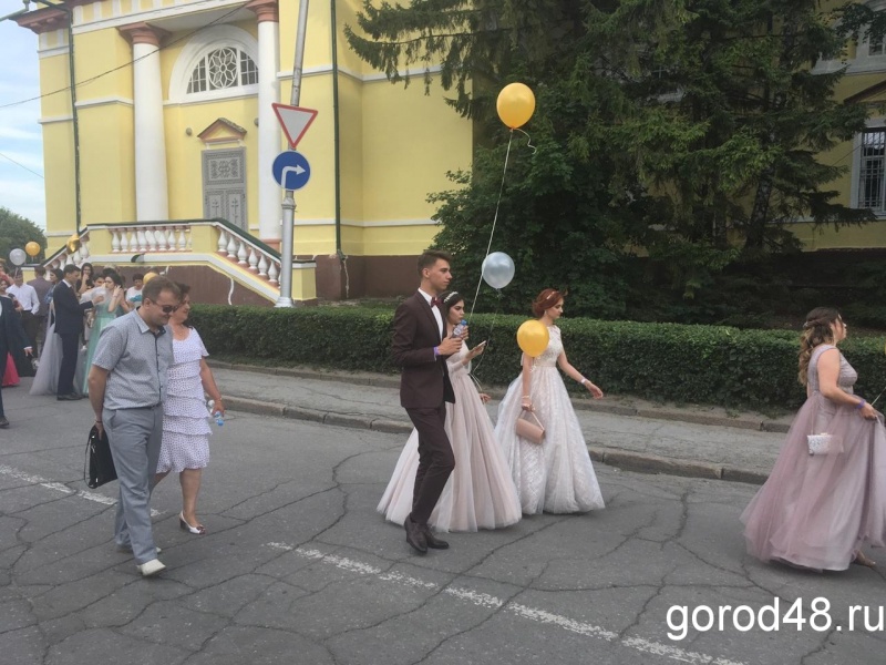Выпускники начали стягиваться на Соборную площадь Выпускники начали стягиваться на Соборную площадь