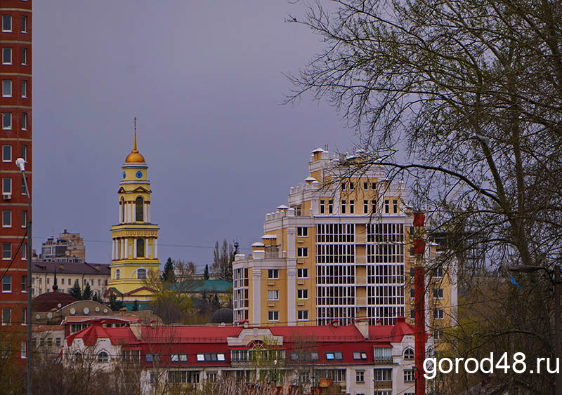 Ветер в Липецке рвёт кровлю, ломает деревья Ветер в Липецке рвёт кровлю, ломает деревья