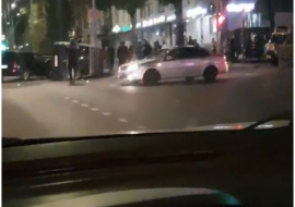 Поздно вечером на проспекте Победы опрокинулся автомобиль