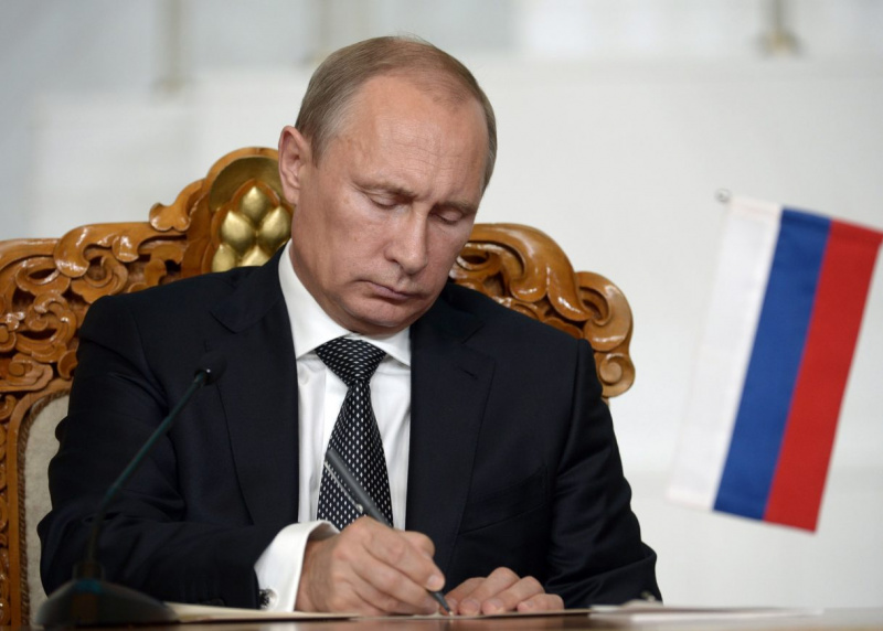 Путин подписал указ о дополнительных выплатах семьям с детьми Путин подписал указ о дополнительных выплатах семьям с детьми