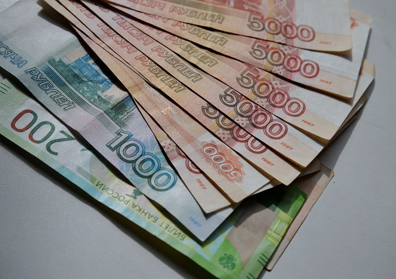 Рубль укрепляется к доллару и евро Рубль укрепляется к доллару и евро