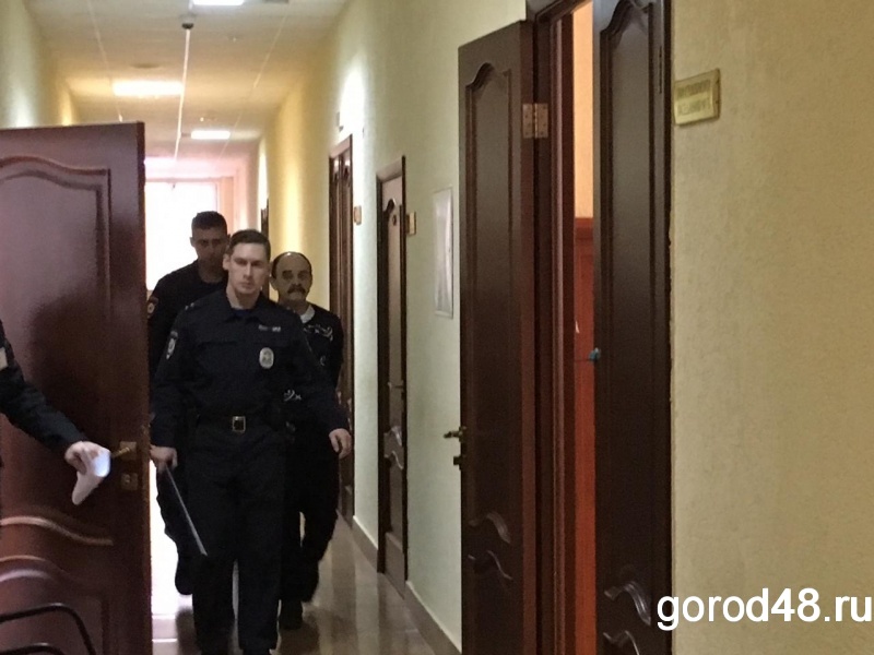 Прокурор запросил 13 лет заключения для обстрелявшего полицейских жителя Липецка Прокурор запросил 13 лет заключения для обстрелявшего полицейских жителя Липецка