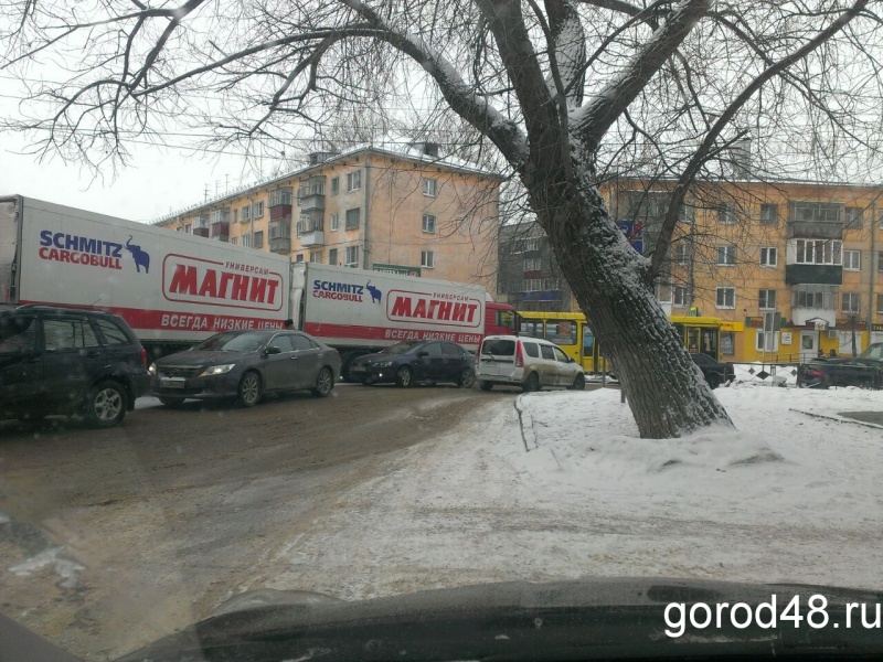 Столкновение автопоезда и автобуса снял регистратор Столкновение автопоезда и автобуса снял регистратор